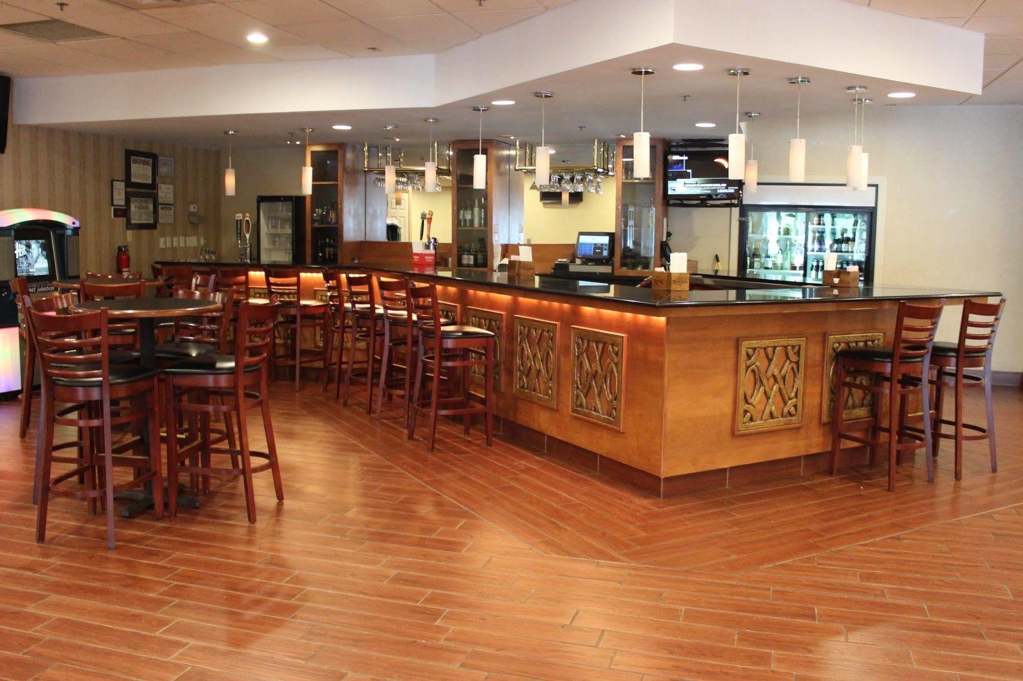 Radisson Rochester Airport Экстерьер фото