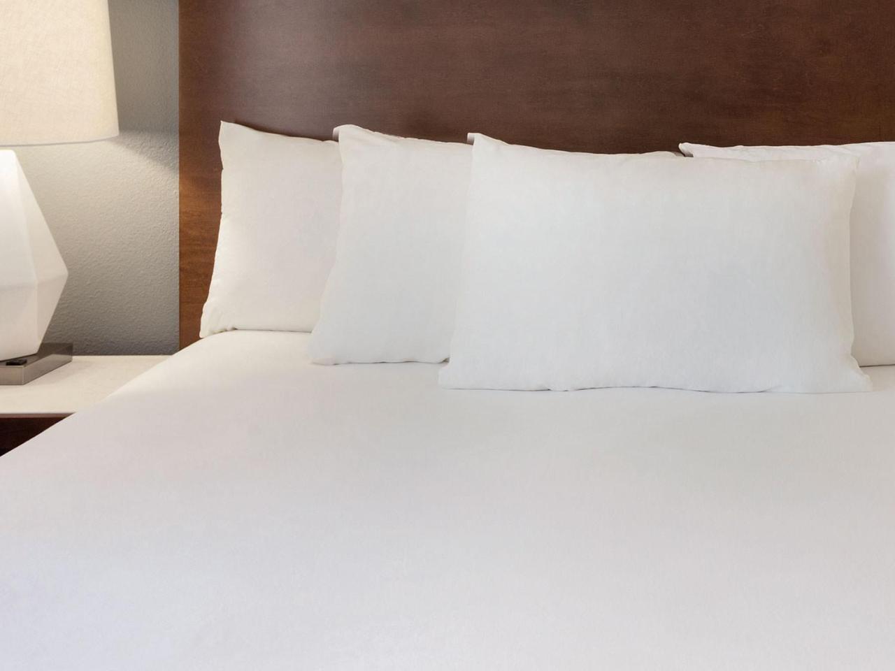 Radisson Rochester Airport Экстерьер фото